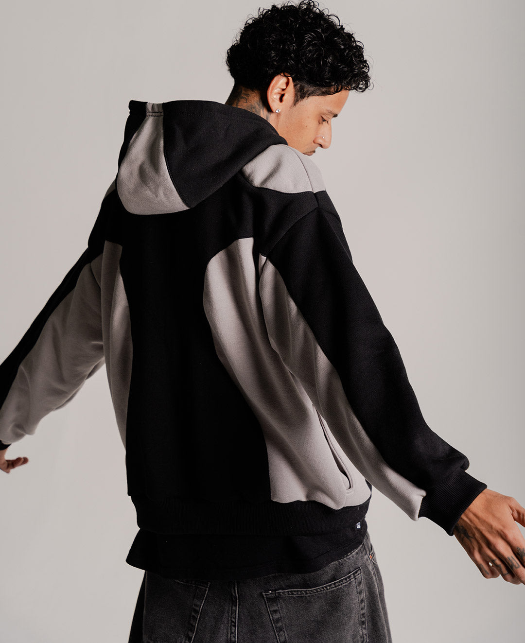 MOLETOM ONTHECURVE ZIP BLACK GREY