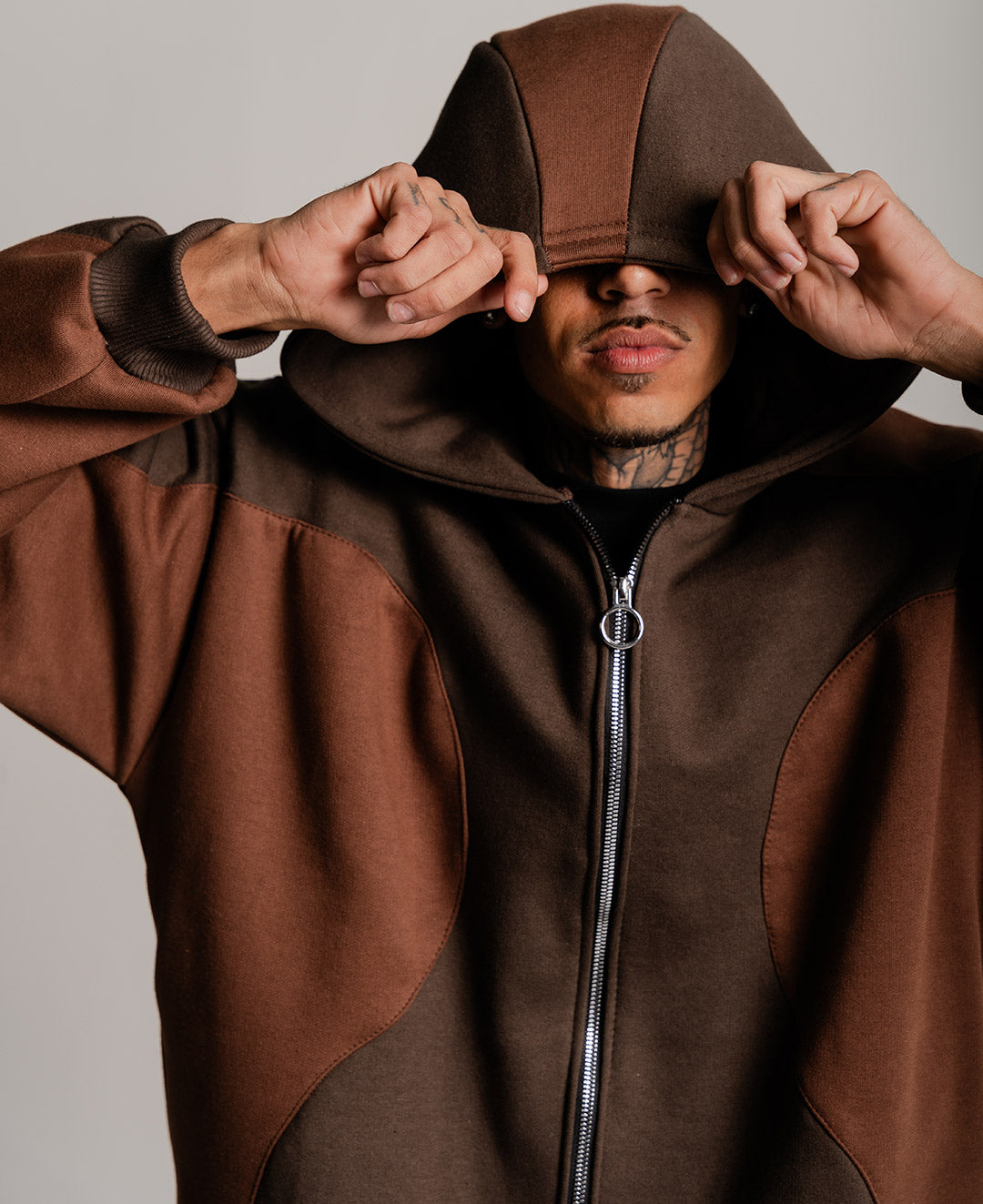 MOLETOM ONTHECURVE ZIP BROWN
