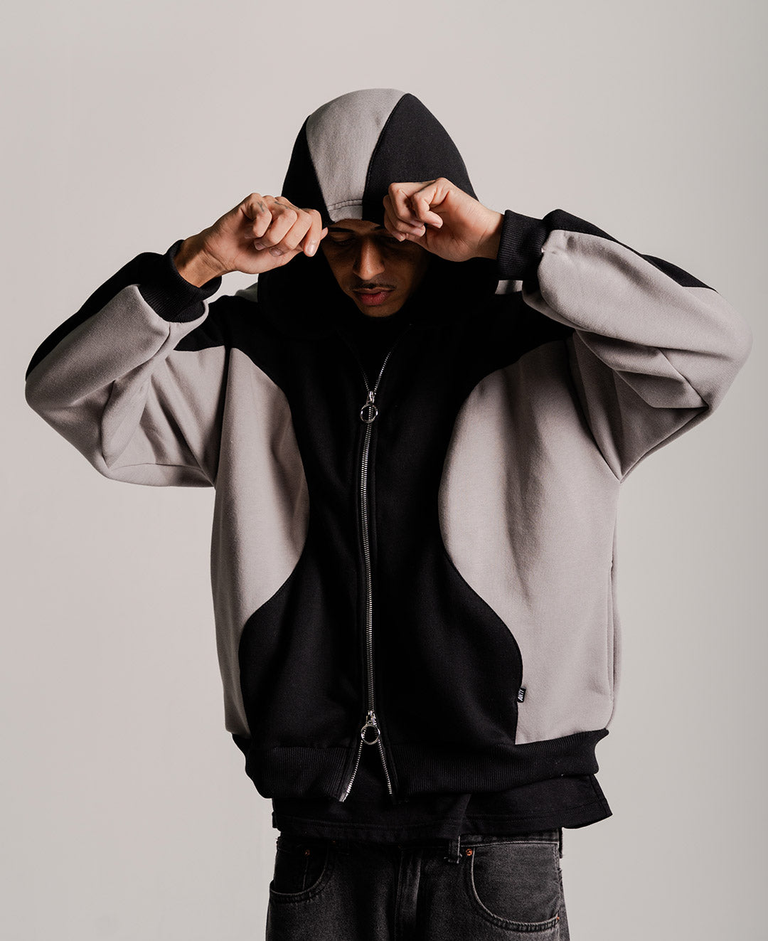MOLETOM ONTHECURVE ZIP BLACK GREY